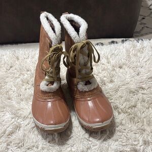 Yoki Tan Winter Boots with White Trim